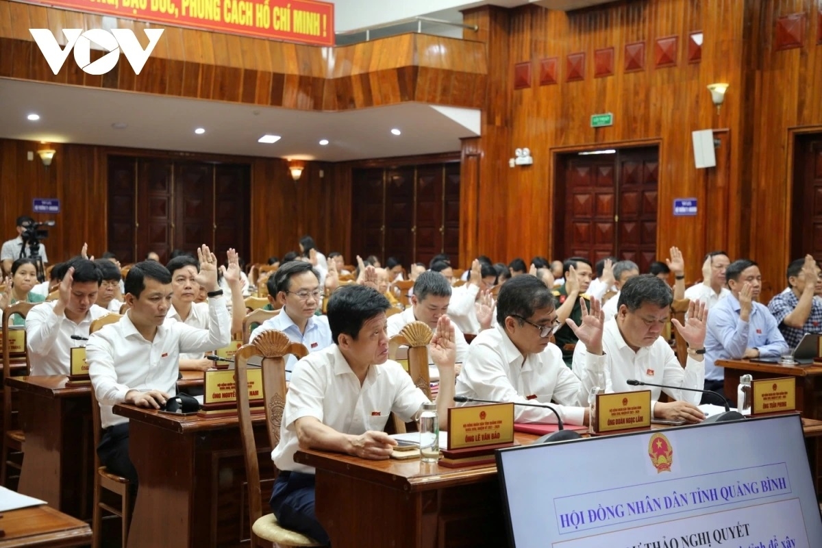 Các đại biểu Hội đồng Nhân dân biểu quyết thông qua các Nghị quyết sắp xếp đơn vị hành chính cấp xã, hợp nhất tỉnh