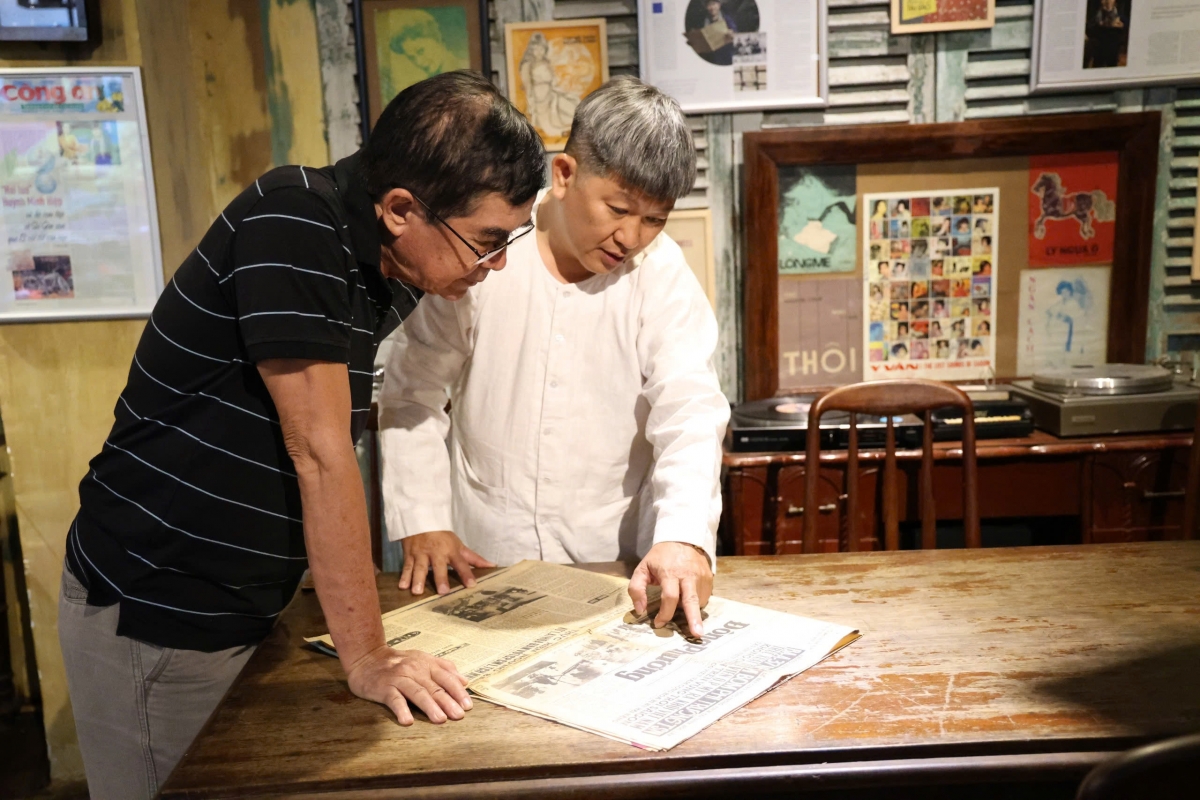 Nhà báo Lưu Đình Triều và Nhà sưu tập Huỳnh Minh Hiệp cùng tờ báo Đông Phương