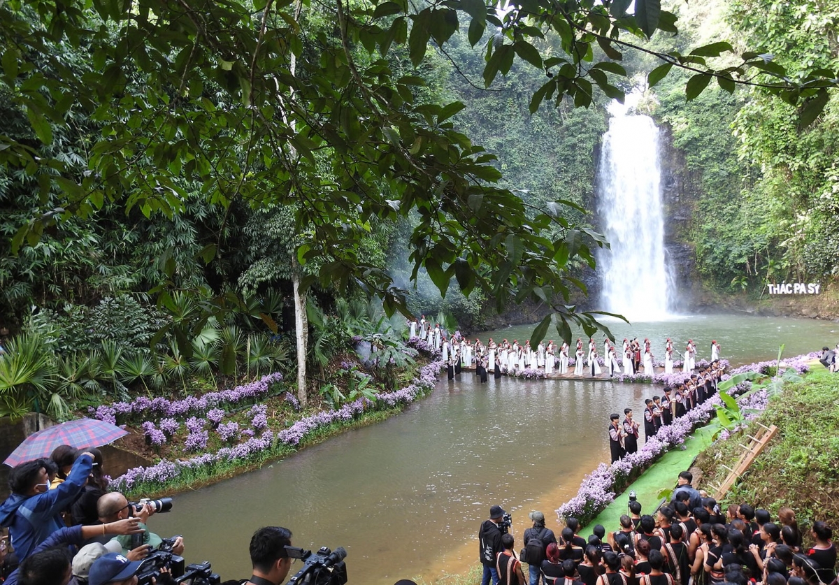Mang Deang rế lĕm tơ’mot hên tơmối