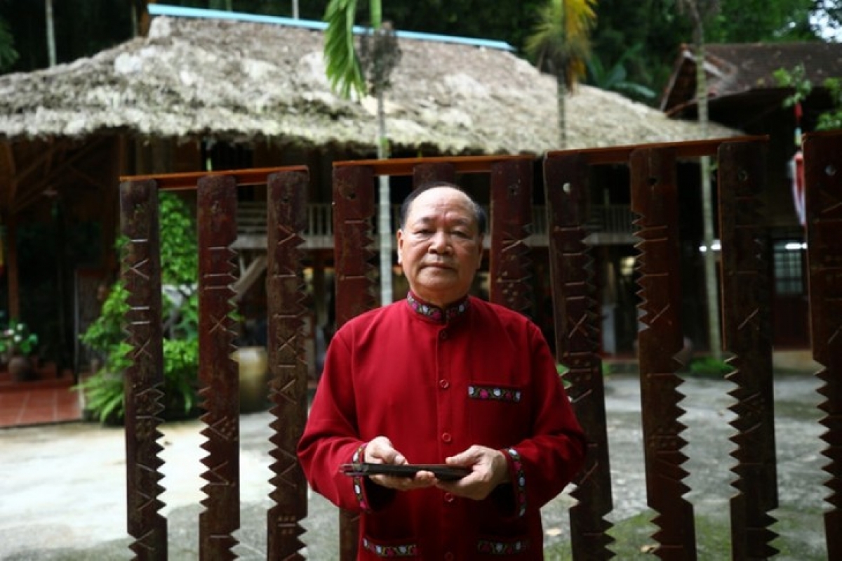 Nghệ nhân ưu tú Bùi Thanh Bình với bộ lịch tre cổ của người Mường. Ảnh: An Thành Đạt/ dantocmiennui.vn