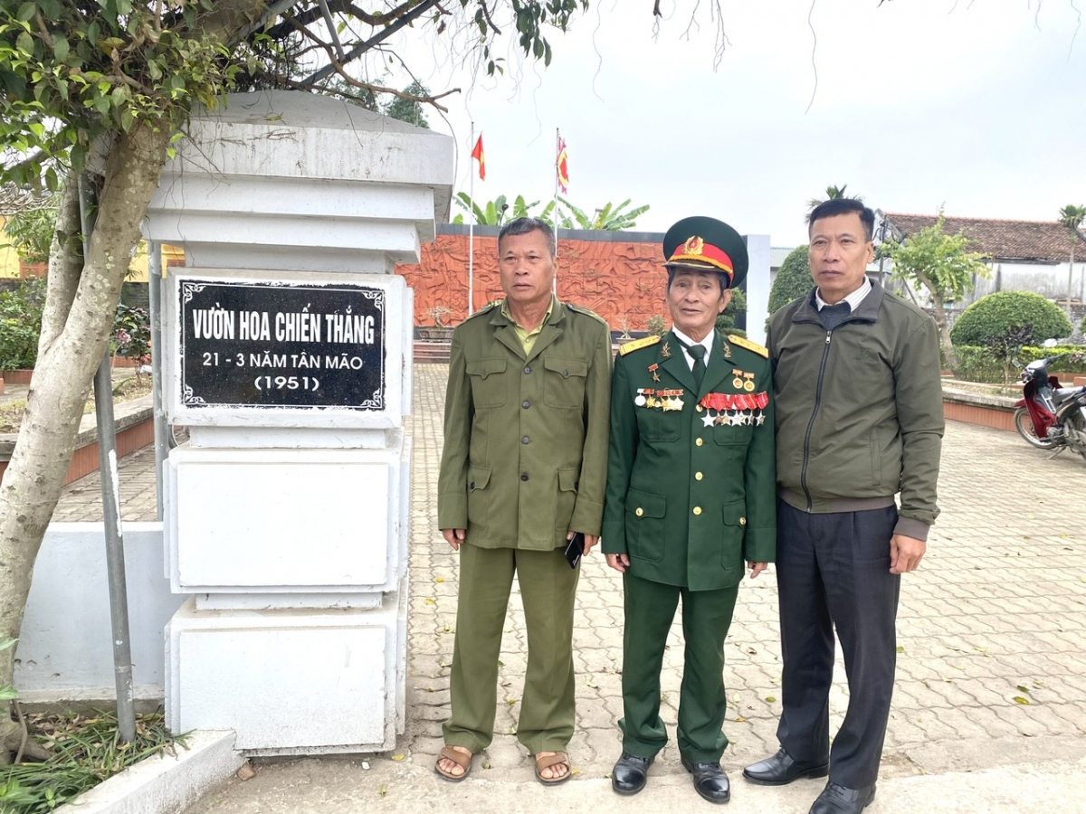 Anh hùng Lực lượng vũ trang nhân dân Phạm Văn Đỡ (người đứng giữa) đã viết đơn bằng máu của mình - quyết tâm tham gia chiến đấu chống đế quốc Mỹ