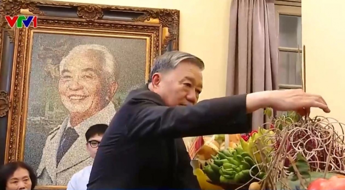 
Tổng Bí thư Tô Lâm hlôi soh hlôt nhang, glơng gơvang pơkao, kuh ka hla bat ƀlŏk hơdơ̆r ‘mêm kơ eng tôch bach hăm Đại tướng Võ Nguyên Giáp. - Rup VTV