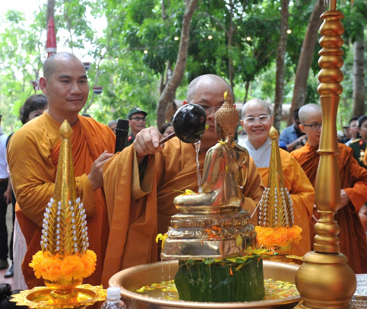Ngă yang mơnơi brơi phơ̆t amăng Tết Bunpimay ƀơi Buôn Đôn, anai lĕ bruă kiăng pơpŭ hăng pran đăo gơnang nao ơi phơ̆t, mơng anun ngă ană mơnuih lui hĭ tơlơi soh sat