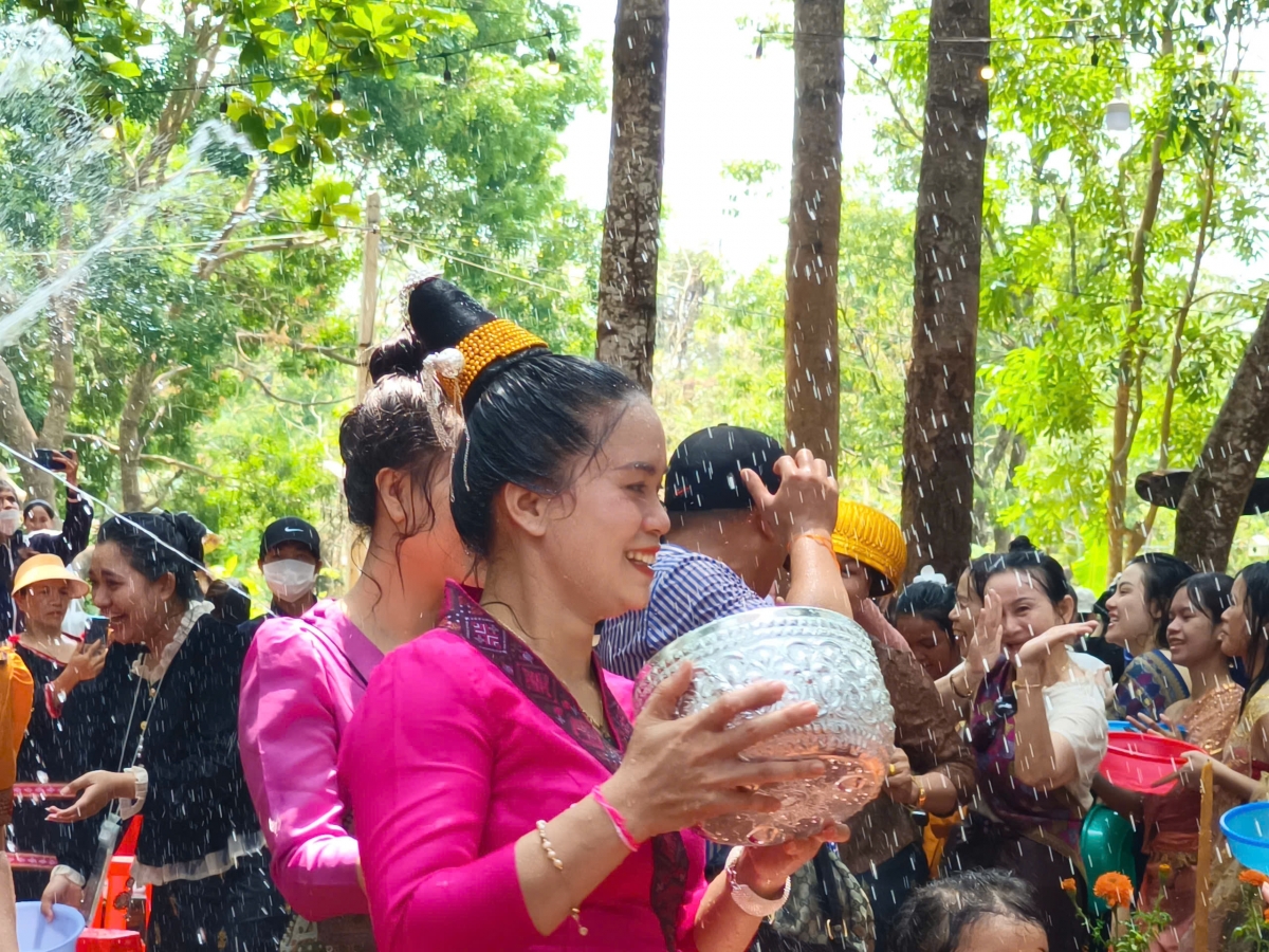 Săi ia lĕ bruă ƀu kơƀah ôh amăng bơyan Tết Bunpimay, bruă săi ia amra ngă ană mơnuih rao rơgoh hĭ tơlơi ƀu mơ-ak
