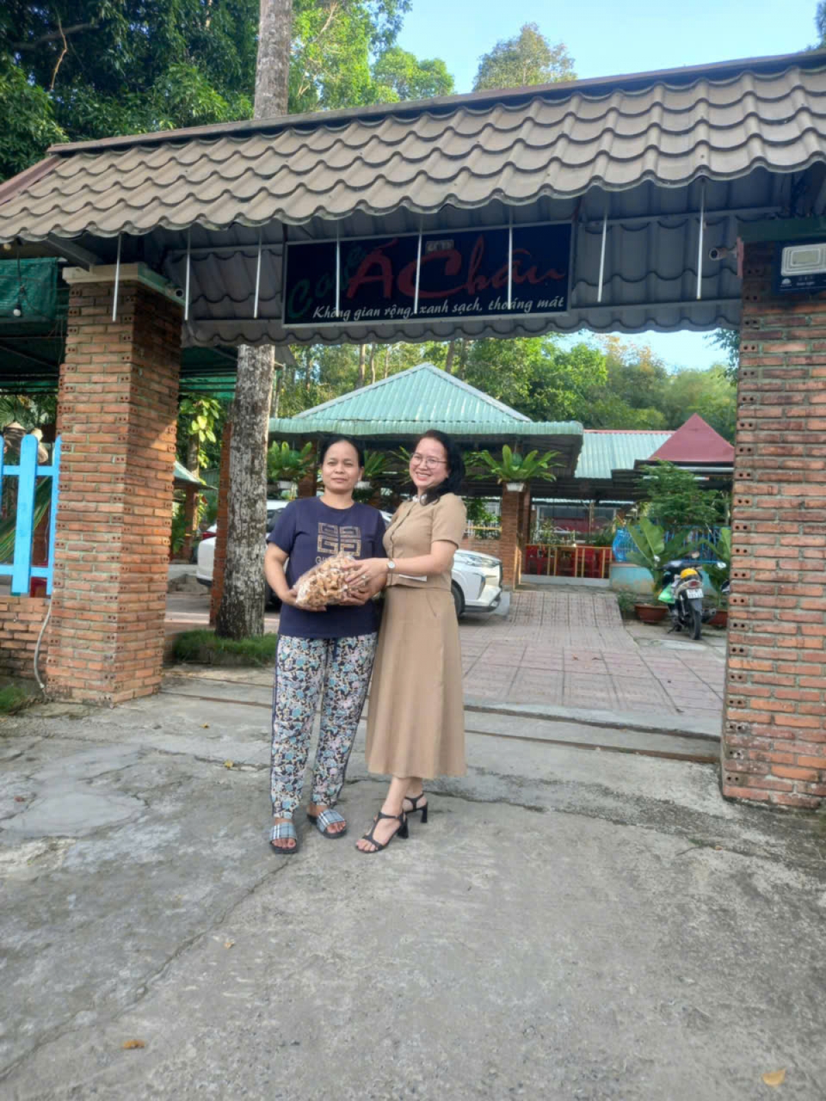 Chị Néang Sóc Thia (áo đen) cùng BTV Néang Sóc Khone