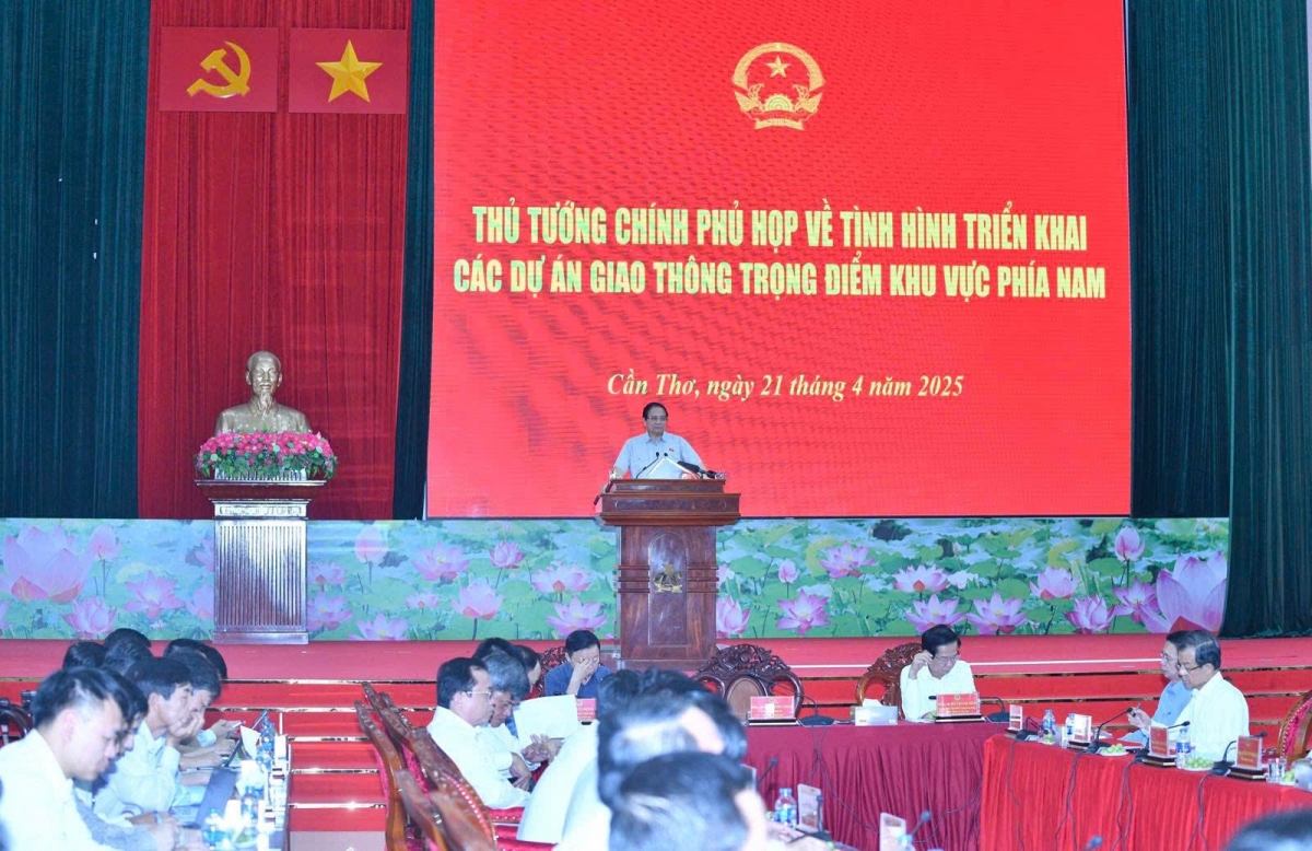 Thủ tướng iung pơma tơ̆ hop akom.
