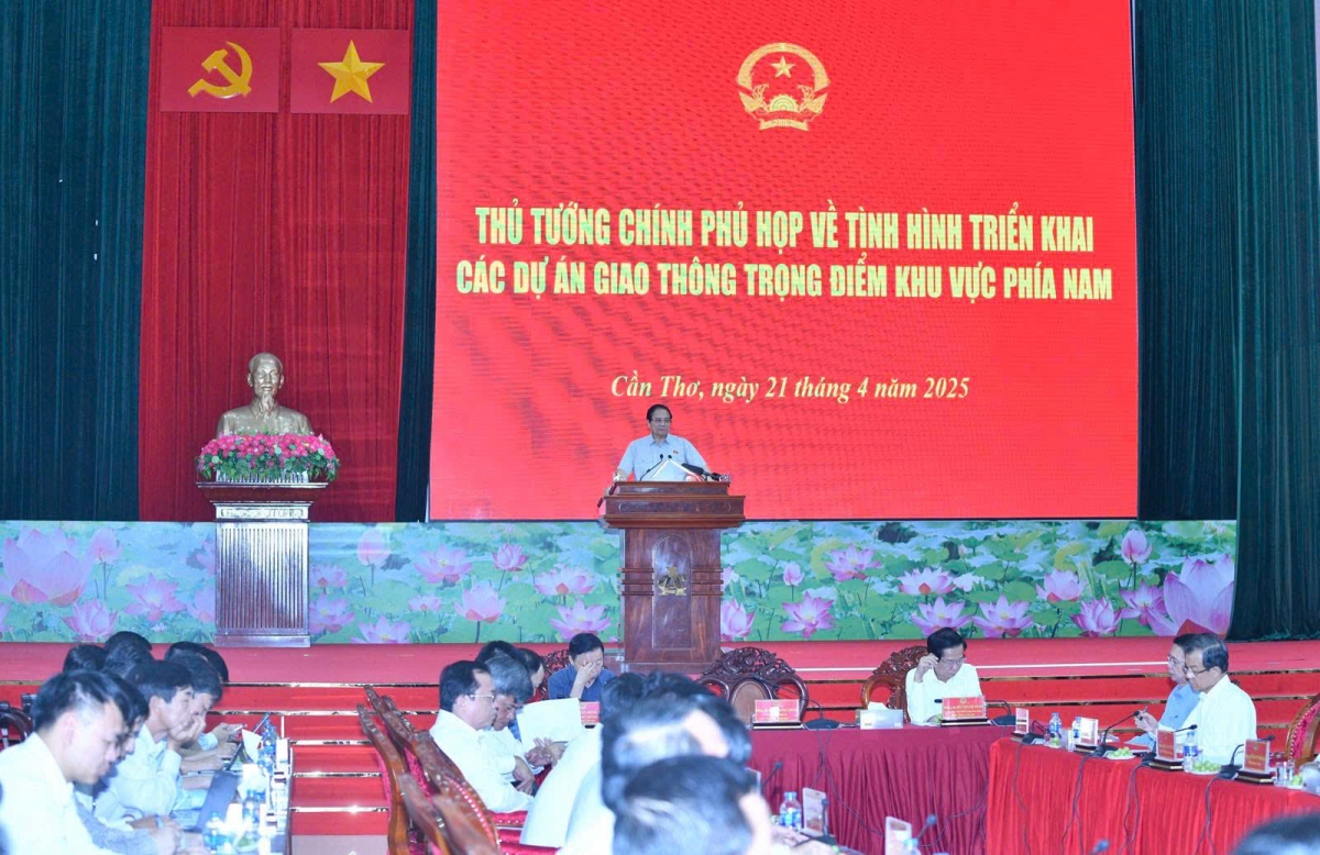 Thủ tướng Cíñ phủ ồng Phạm Minh Chính đơng lam dơ̆ pơrjum