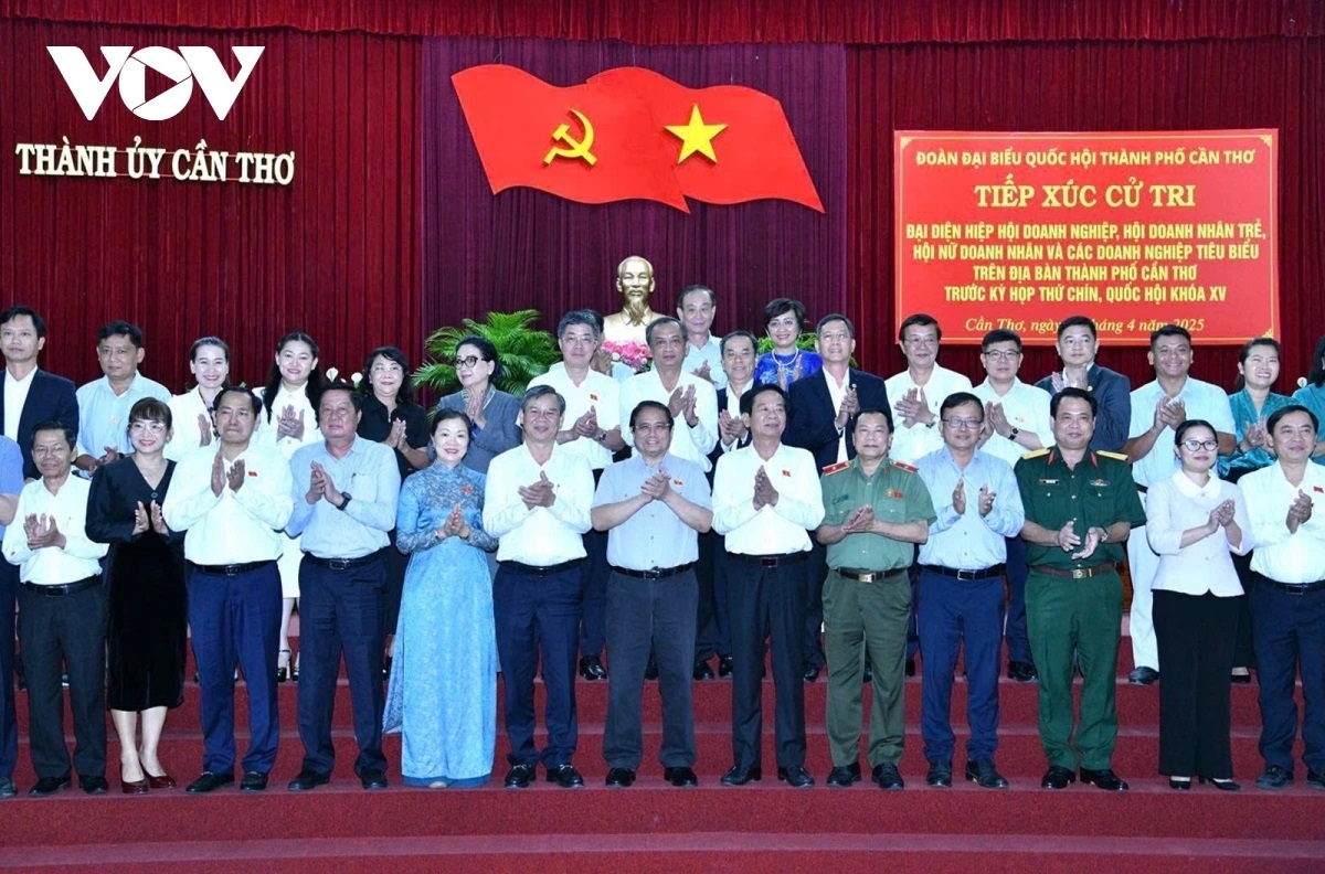 Thủ tướng Phạm Minh Chính chụp ảnh với các đại biểu