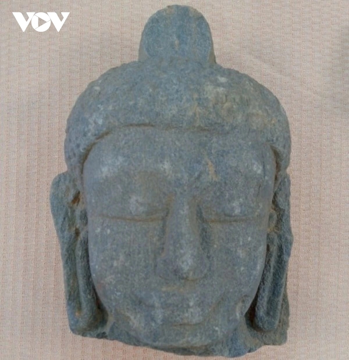 Đầu tượng Phật bằng đá phiến xám tím có niên đại thế kỷ XI–XII được phát hiện trong quá trình khai quật khảo cổ tháp đôi Liễu Cốc