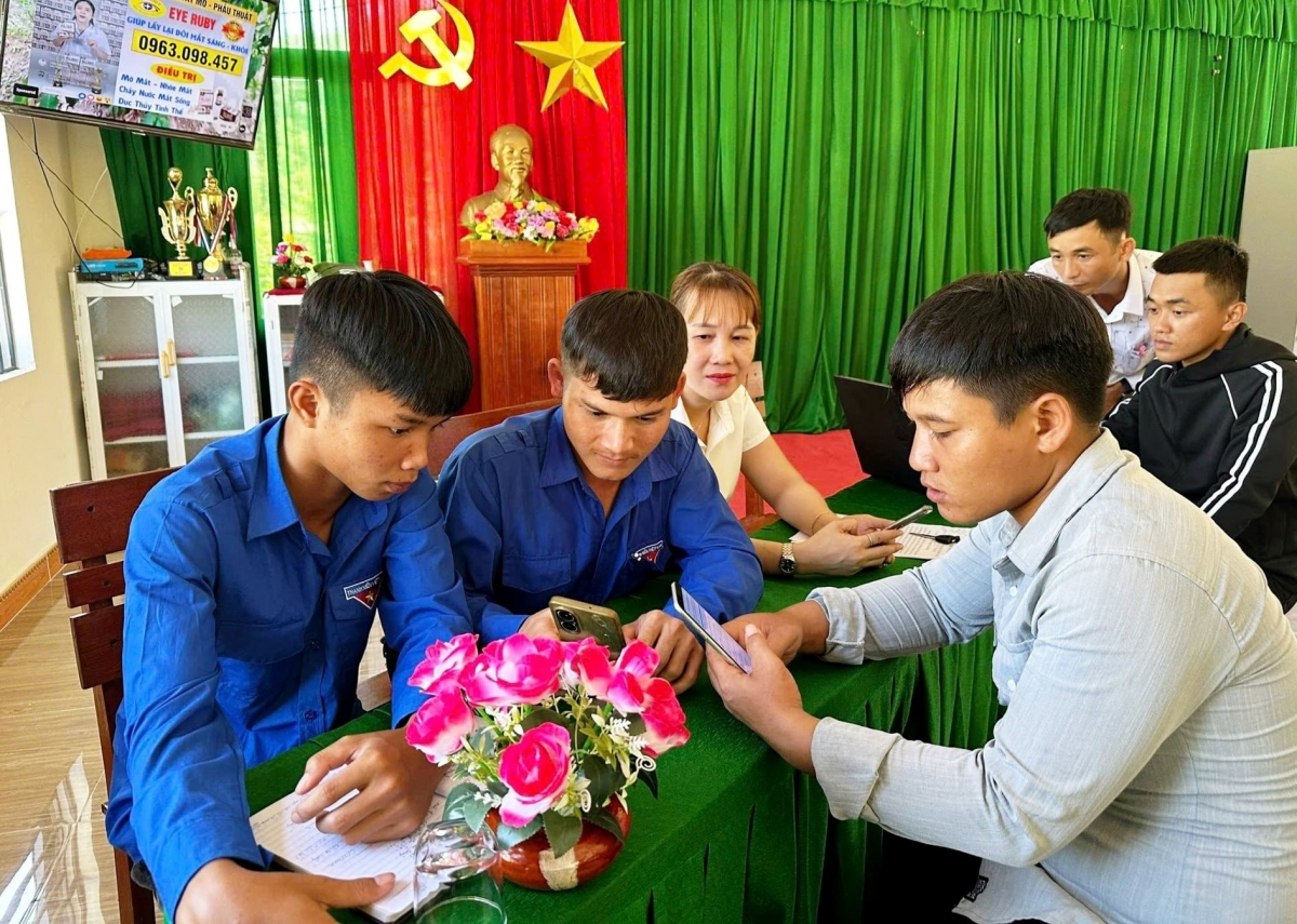 Thành viên tổ công nghệ số cộng đồng tại Bắc Trà My hướng dẫn công dân cài đặt các ứng dụng số. Ảnh: HOÀNG VƯƠNG