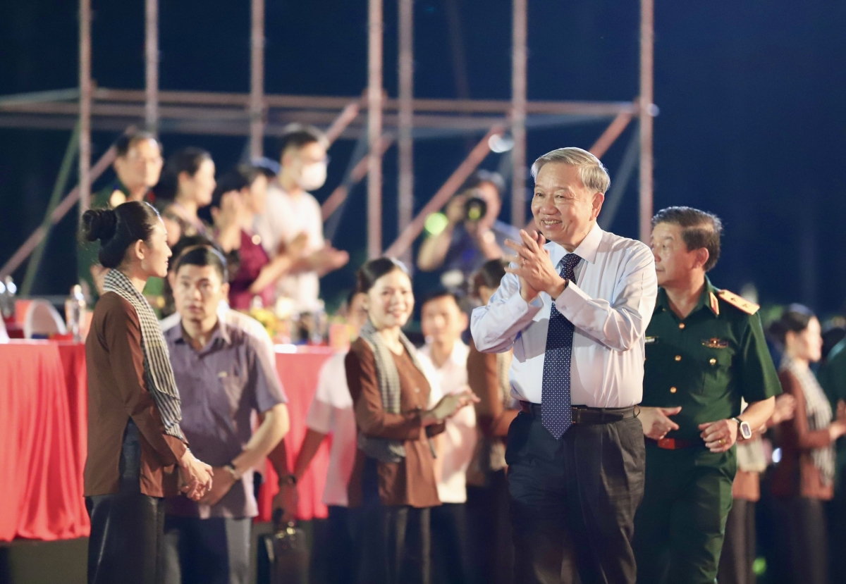 Khua git gai Ping gah dêh čar ơi Tô Lâm nao lăng jơlan hơdră ngui adôh suang “Đất nước trọn niềm vui”
