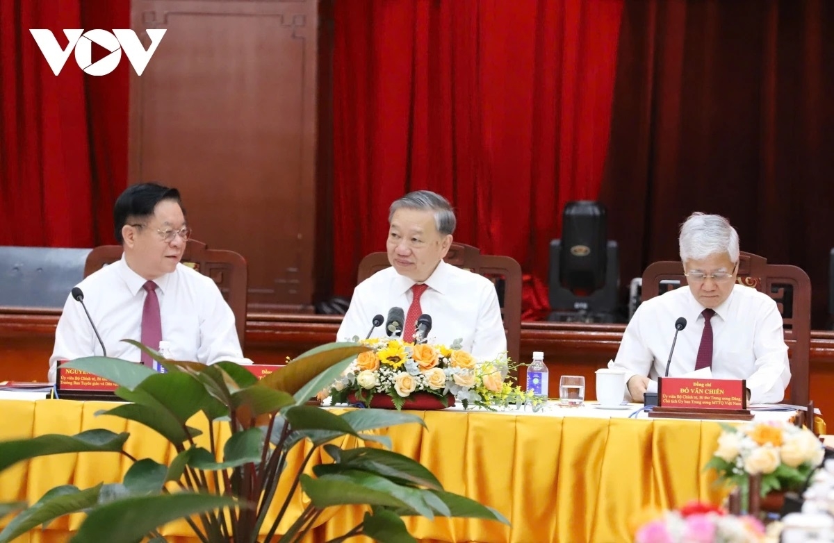 Trong ảnh: Tổng Bí thư Tô Lâm; các Ủy viên Bộ Chính trị, Bí thư Trung ương Đảng: Chủ tịch Ủy ban Trung ương MTTQ Việt Nam Đỗ Văn Chiến, Trưởng Ban Tuyên giáo và Dân vận Trung ương Nguyễn Trọng Nghĩa (trái)