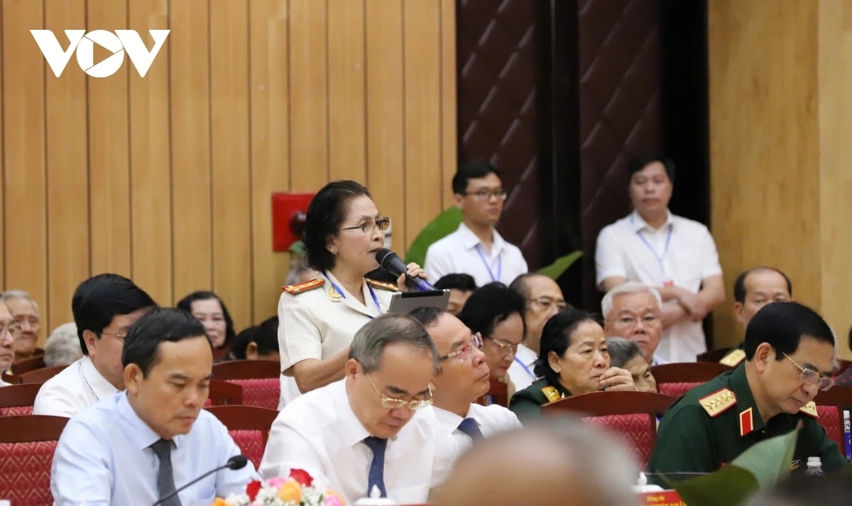 Anh hùng lực lượng vũ trang nhân dân Phan Thị Ngọc Tươi (đứng) phát biểu tại buổi gặp mặt