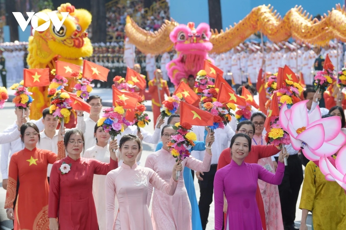 Buổi tổng duyệt khép lại với phần diễu hành của các khối quần chúng.