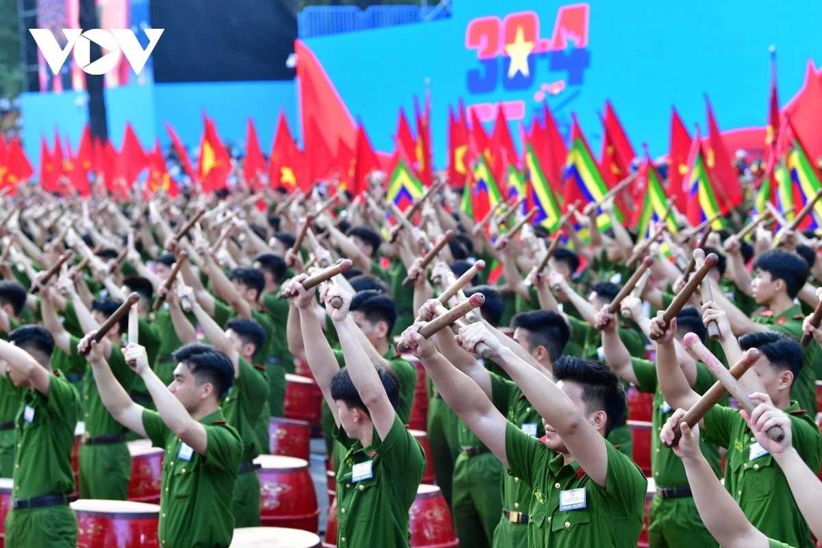 1.000 cán bộ, chiến sĩ công an thực hiện màn trống hội hùng tráng.