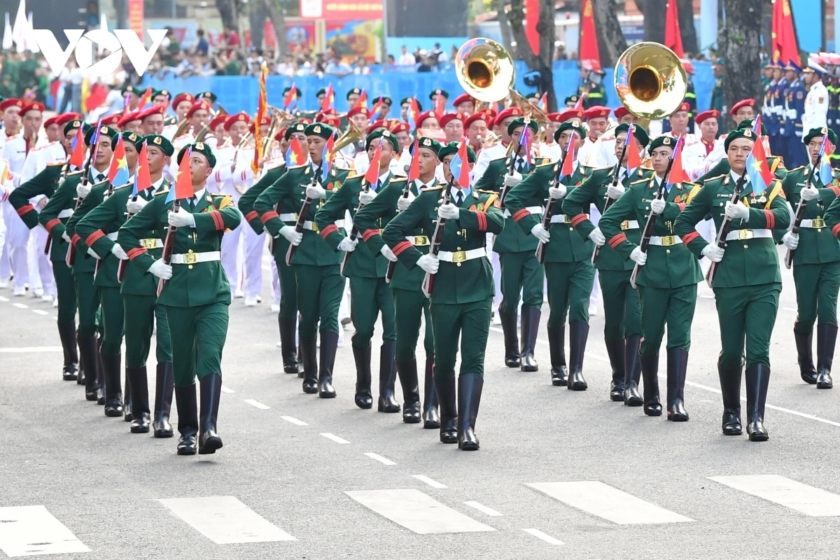 Đoàn nghi lễ quân đội trình diễn quân nhạc và múa súng trong phần biểu diễn nghệ thuật.