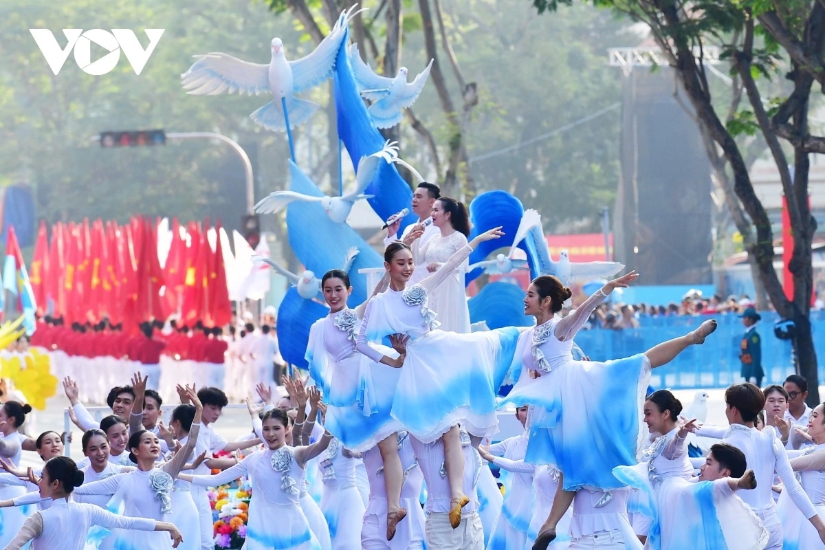 Buổi tổng duyệt mở đầu với những màn trình diễn nghệ thuật đặc sắc.