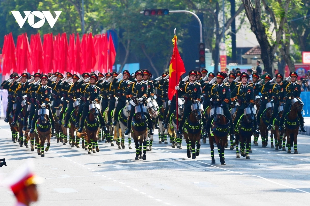 Khối Cảnh sát cơ động kỵ binh là khối cuối cùng của các lực lượng vũ trang diễu qua khán đài chính.