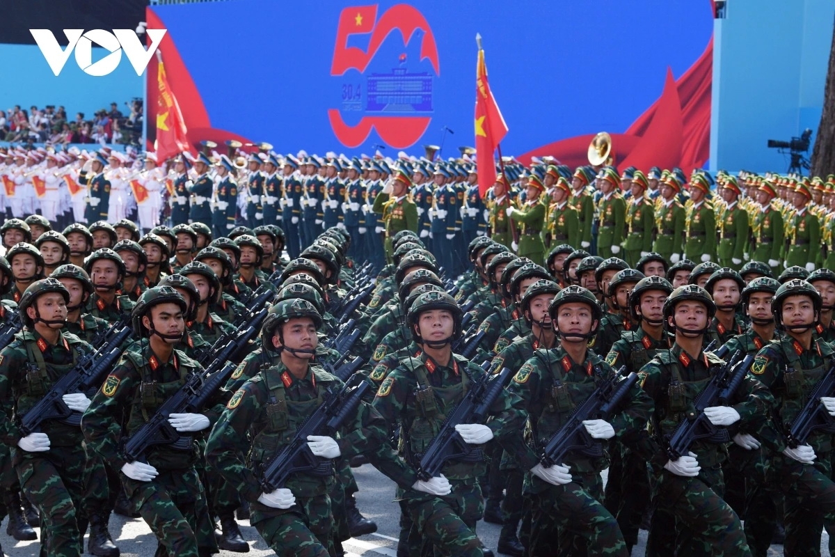Hàng ngàn cán bộ, chiến sĩ, học sinh, sinh viên, người lao động... từ khắp các lực lượng quây tụ về đại lộ Lê Duẩn trong buổi tổng duyệt.