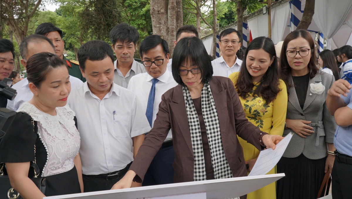 Yă Nguyễn Thị Thanh Lịch (tuang akhăn) -Kơ-iăng khua Jơnum min mơnuih ƀôn sang tơring čar Gia Lai hrŏm hăng ƀing apăn bruă nao B lăng glăi hră pơ-ar mơng đưm hlâo ƀơi anih pơdă prưng
