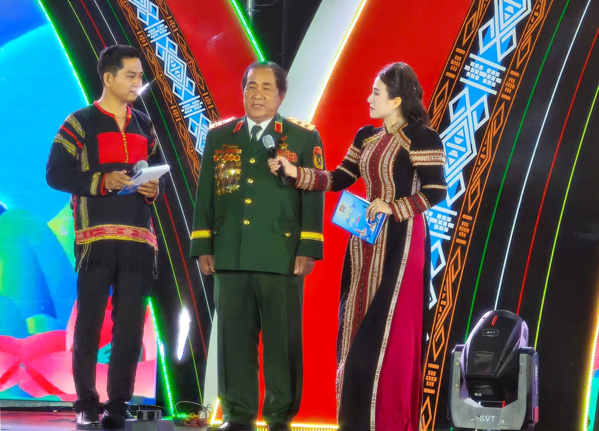 
Trung tướng, Cau ling khin cha jak chài Ling phàu crong Làng bol ồng Đoàn Sinh Hưởng đơs tàm tiah bơyai lơh