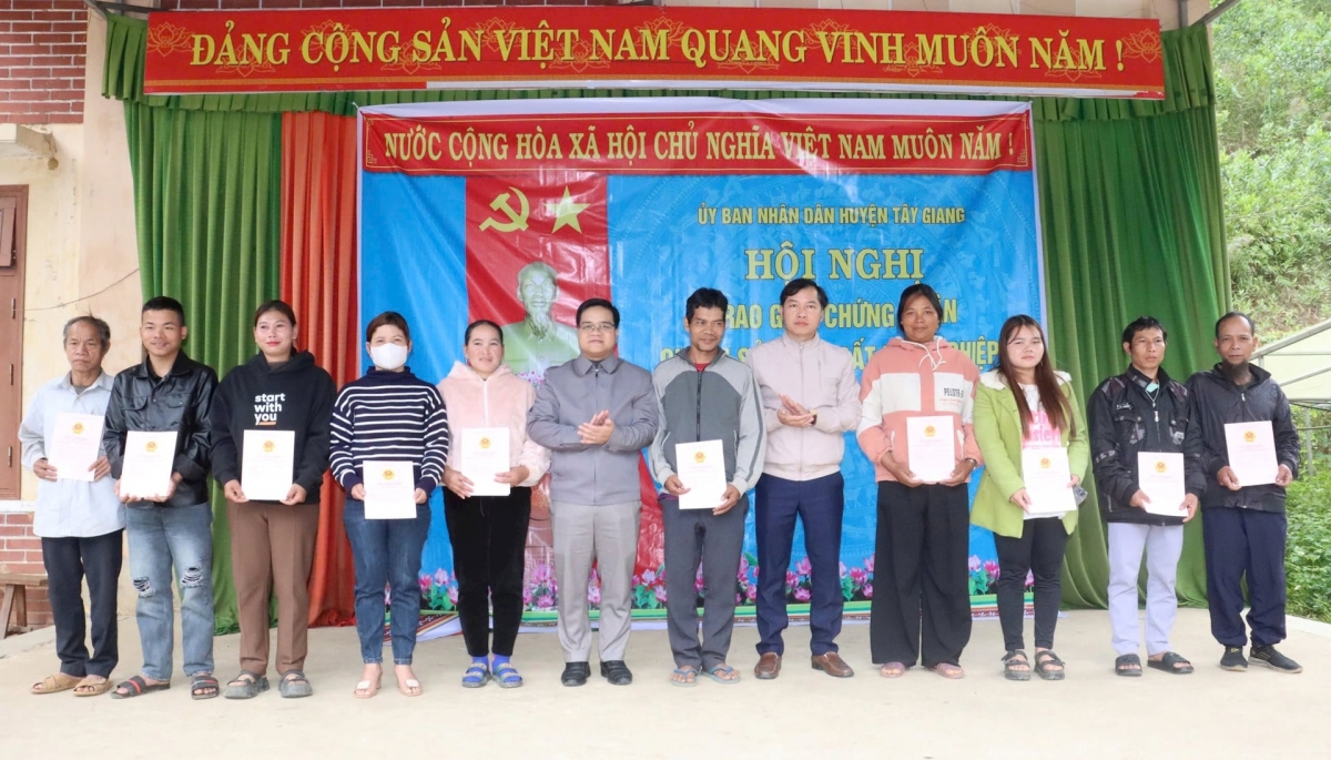 Người dân phấn khởi được cấp sổ đỏ đất lâm nghiệp
