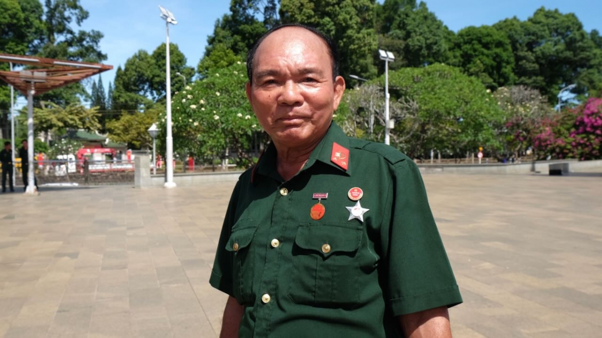 Trở về đời thường, ông Nguyễn Tá Dẫn tiếp tục phát huy tinh thần người lính, gắn bó hỗ trợ địa phương (Ảnh: Duy Phương)