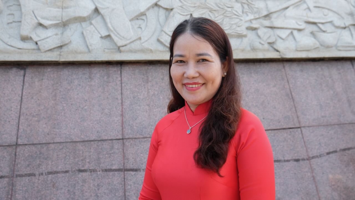 Cô giáo Hà Thị Minh Thảo tâm huyết với sự nghiệp truyền dạy cho thế hệ sau ghi nhớ công ơn các bậc cha anh (Ảnh: Duy Phương)