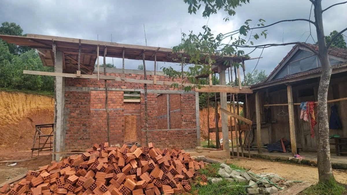 Tính đến tháng 2/2025, toàn huyện A Lưới đã và đang xây dựng để xóa được 4. 236 ngôi nhà tạm, nhà dột nát