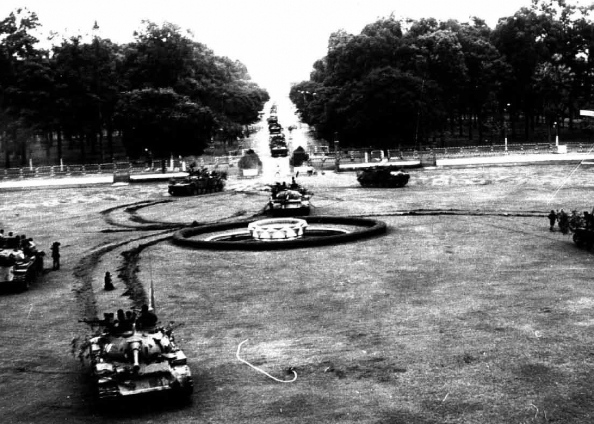 Xe tăng quân giải phóng tiến vào dinh Độc Lập vào ngày 30/4/1975. - Ảnh tư liệu do nhân vật cung cấp.
