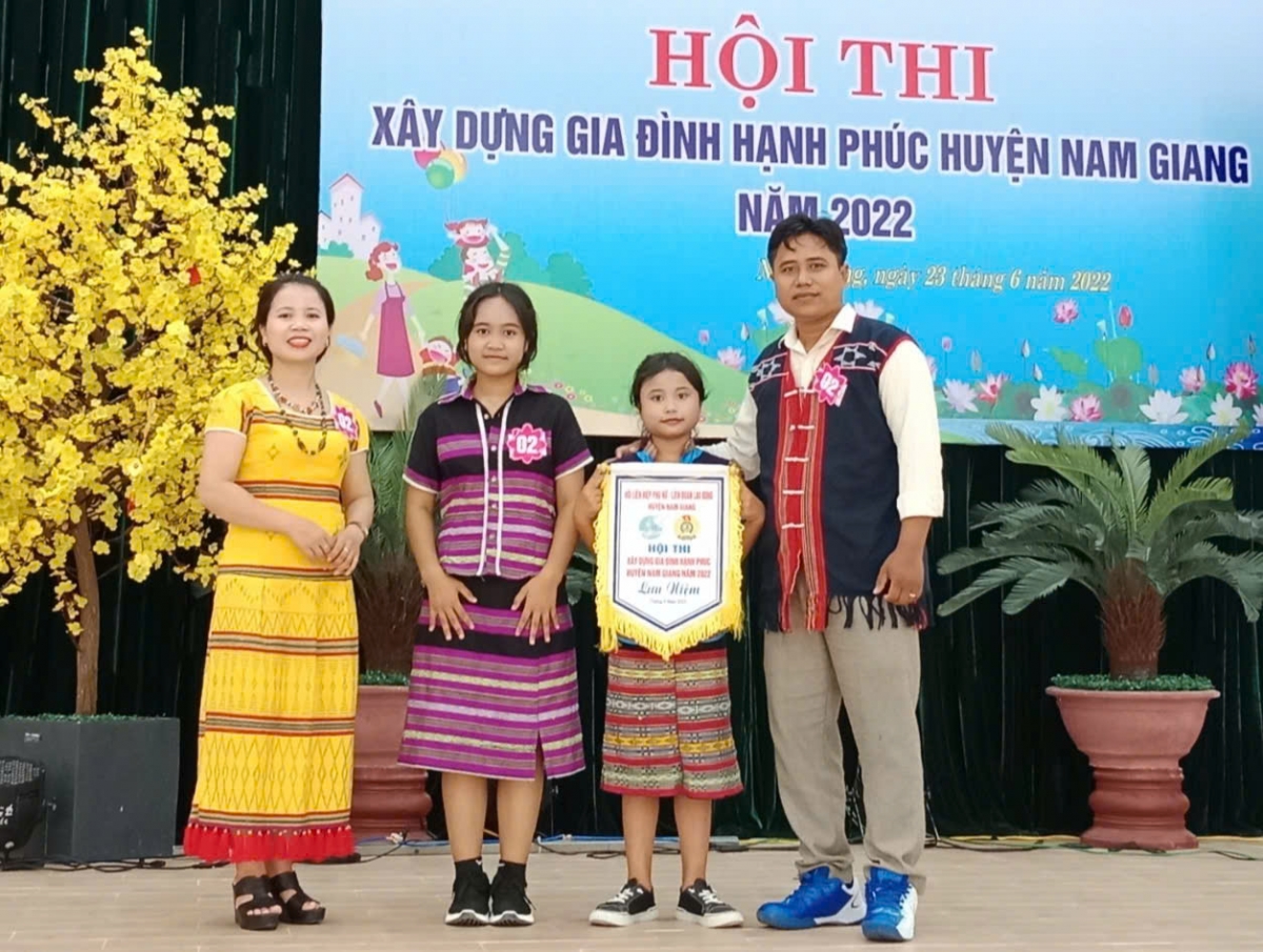 Vợ chồng Bhling Cảnh và 2 con tại cuộc thi Xây dựng gia đình hạnh phúc