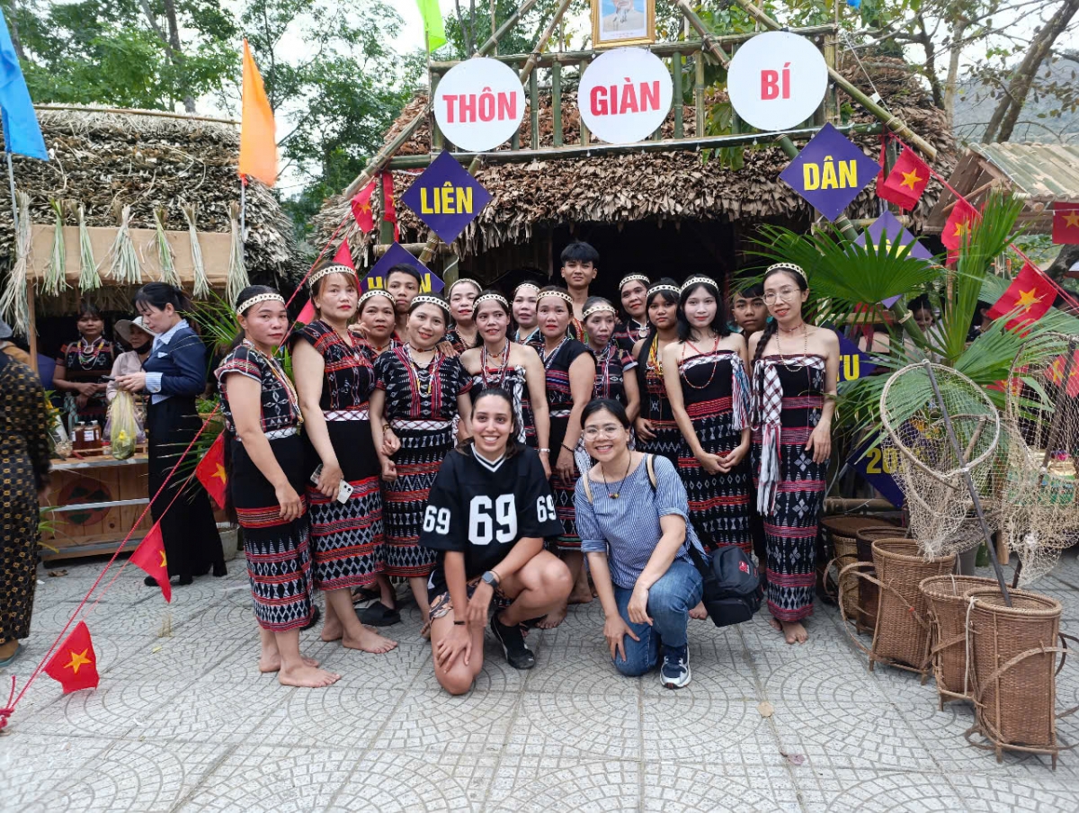 Du khách chụp hình với các diễn viên