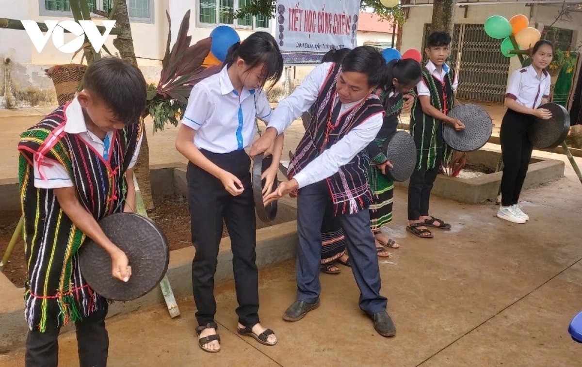 Nhiều bạn trẻ người dân tộc M'Nông và một số dân tộc khác di cư tới sinh sống tại Đắk Nông cũng rất hào hứng học đánh chiêng. (Ảnh: Tuấn Long)