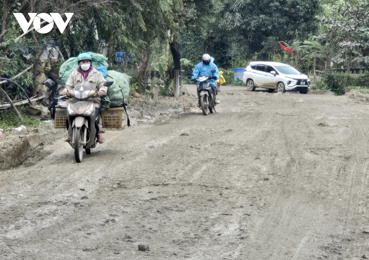 Người dân vùng cao huyện Nam Giang vất vả đi lại trên Quốc lộ 14D.