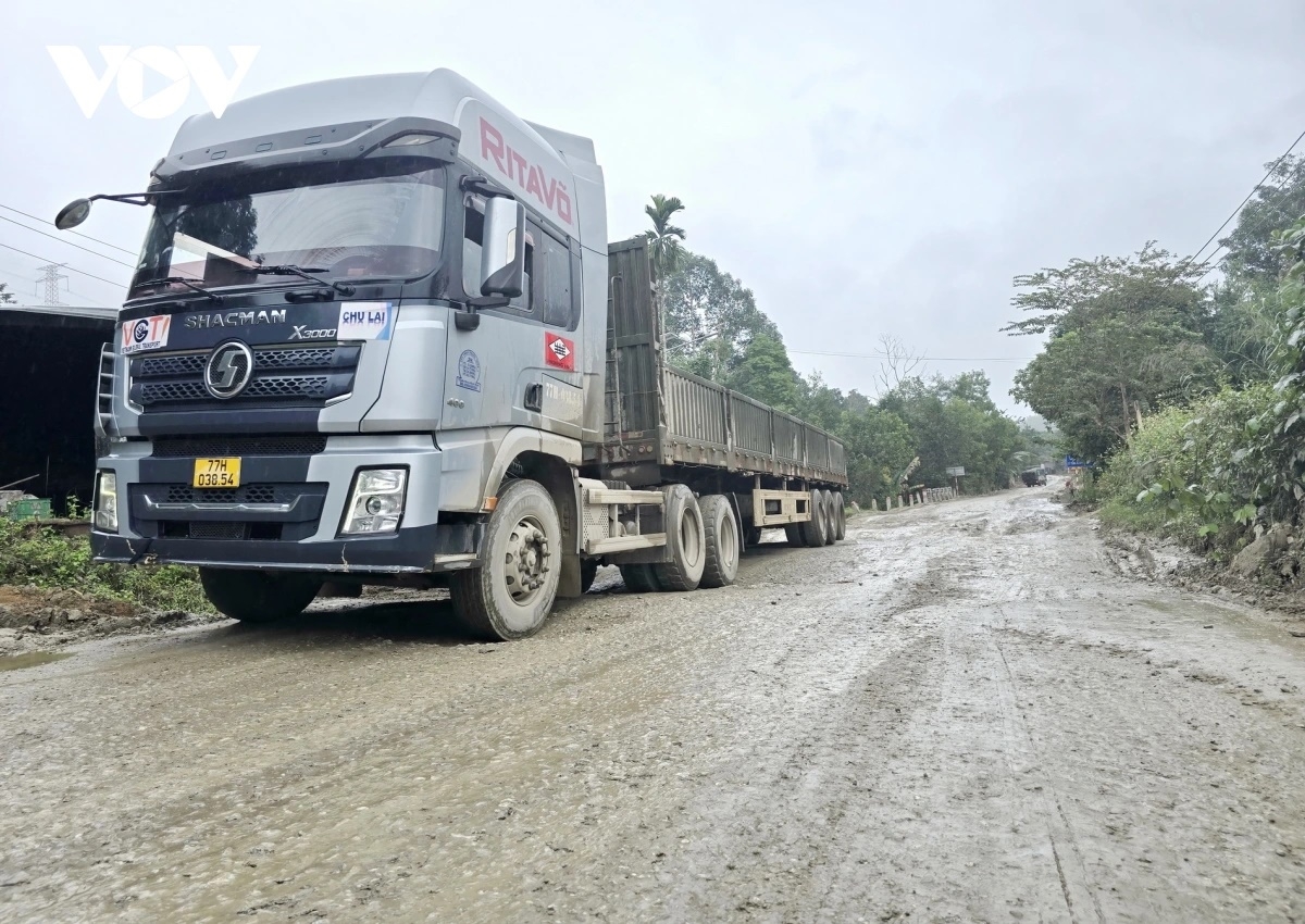 Xe tải trọng lớn lưu thông khiến mặt đường ngày càng hư hỏng.