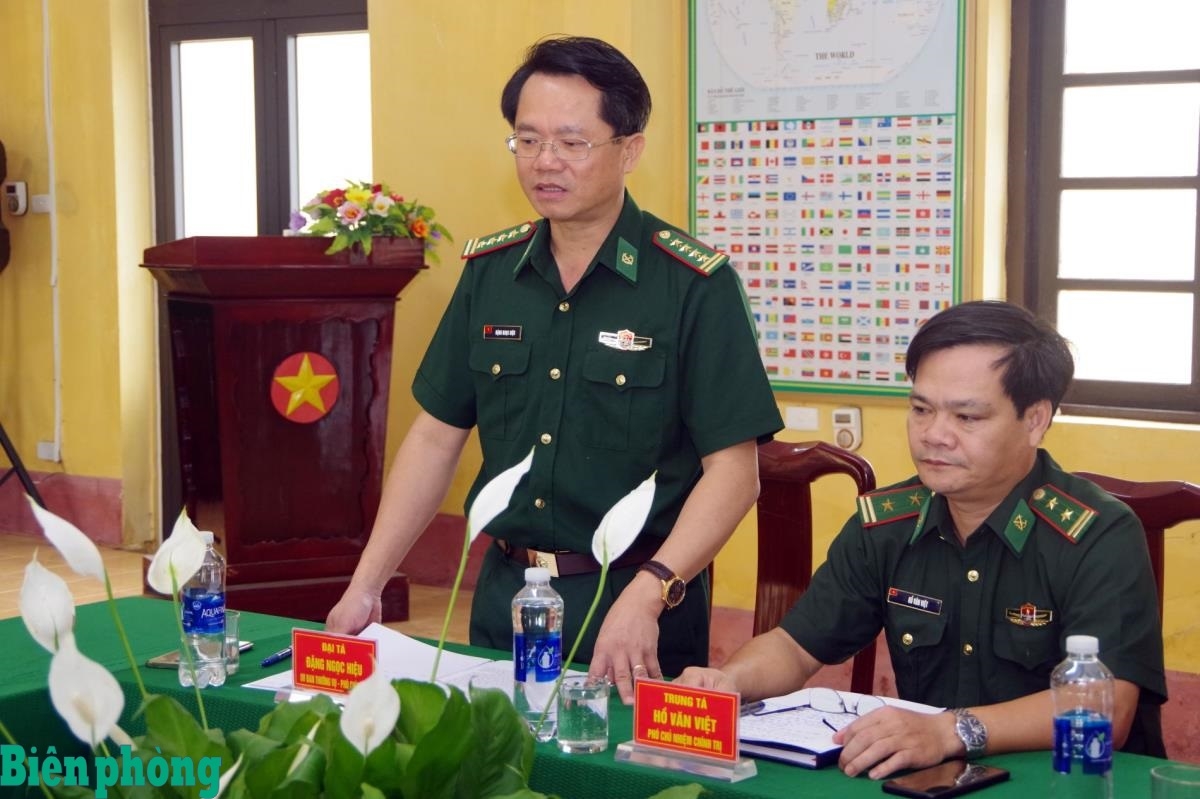 Đại tá Đặng Ngọc Hiệu, Phó chính ủy BĐBP thành phố Huế phát biểu chỉ đạo tại Đồn Biên phòng Quảng Nhâm. Ảnh: Võ Tiến