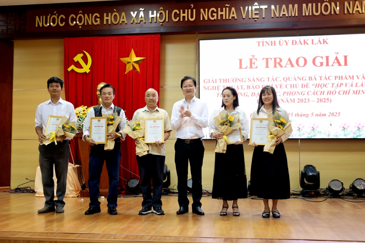 Dak Lăk brơi pri akŏ bruă “Hrăm hăng hla tui tơlơi pơmin pran jua mơ̆ng Hồ Chí Minh” tal 2