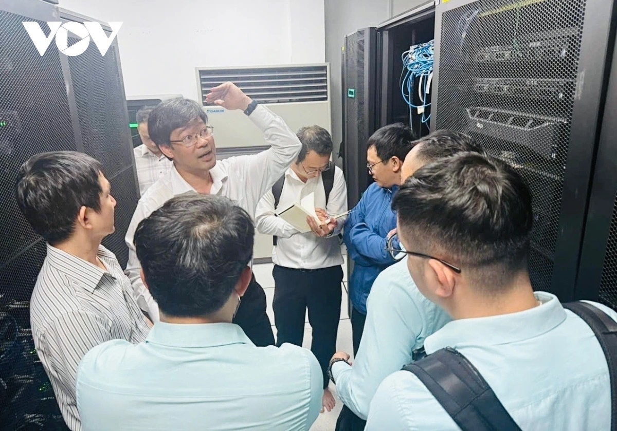 Lãnh đạo Sở Khoa học và Công nghệ TP. Đà Nẵng khảo sát hạ tầng công nghệ thông tin tại Trung tâm tích hợp dữ liệu tỉnh Quảng Nam.
