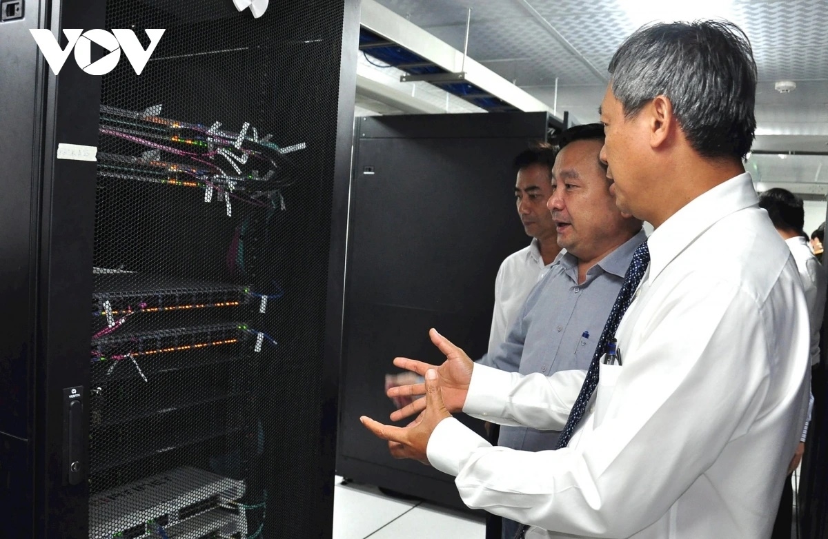 Ông Hồ Quang Bửu, Phó Chủ tịch UBND tỉnh Quảng Nam (bên phải) kiểm tra tình hình hoạt động tại Trung tâm Dữ liệu tỉnh Quảng Nam.
