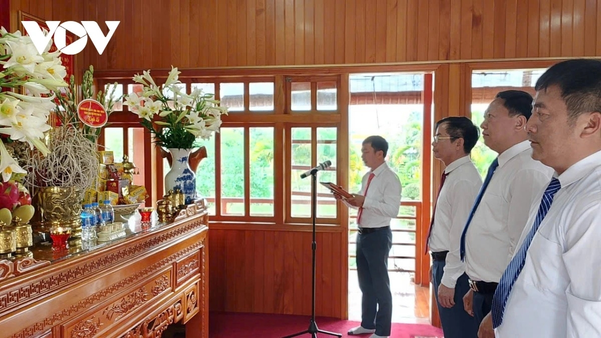 Đoàn cán bộ, đảng viên huyện Trạm Tấu (Yên Bái) báo công với Bác tại khu tưởng niệm