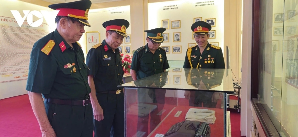 Ông Lò Văn Nhất cùng đồng đội thăm khu tưởng niệm