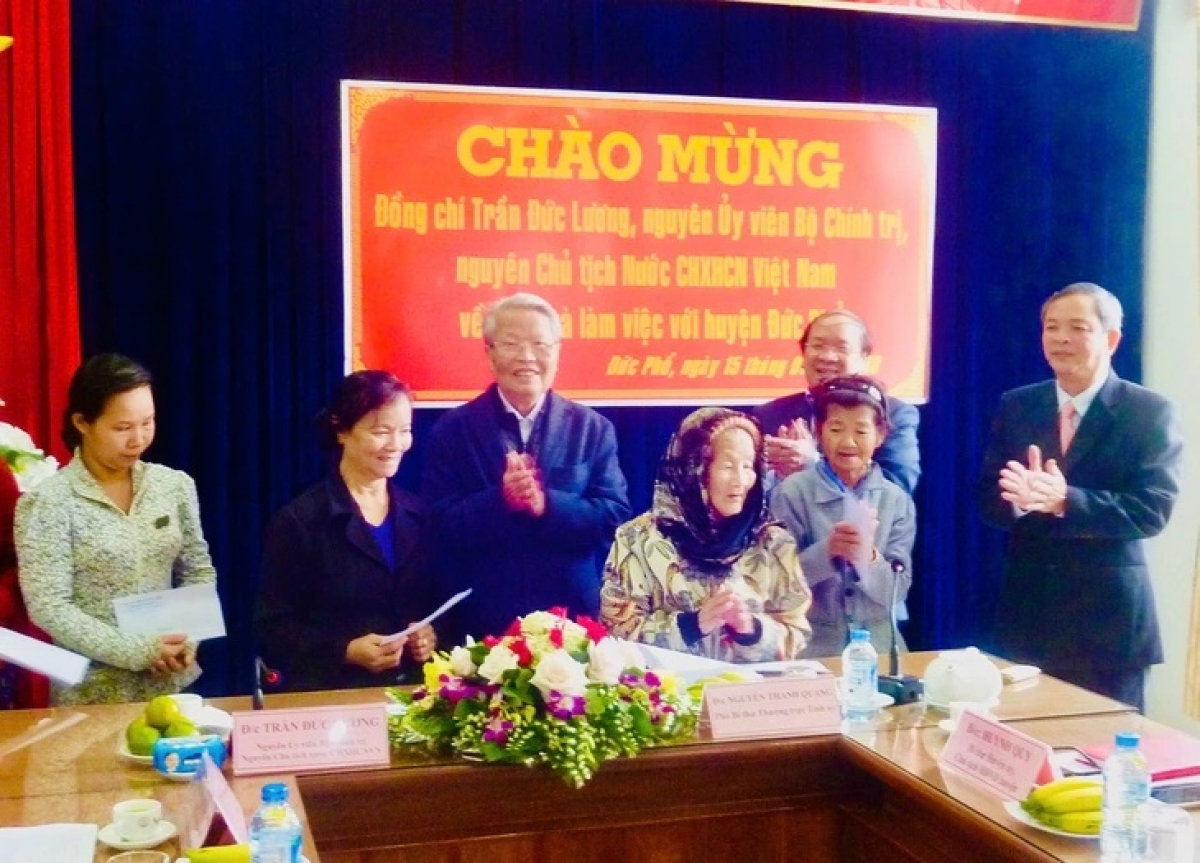 Nguyên Chủ tịch nước Trần Đức Lương với người dân Quảng Ngãi- Ảnh báo Tuổi trẻ