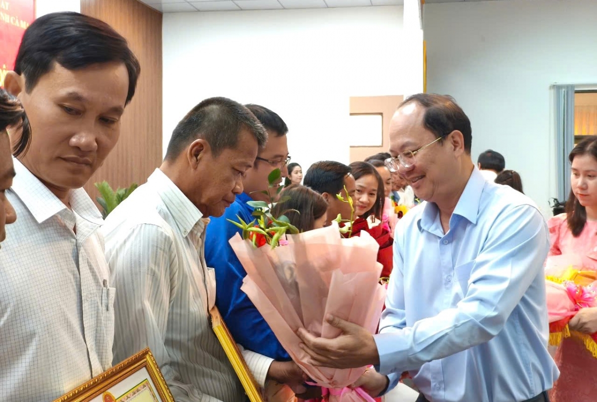Ông Nguyễn Hồ Hải tặng Bằng khen cho các tổ chức, cá nhân có thành tích trong công tác xóa nhà tạm