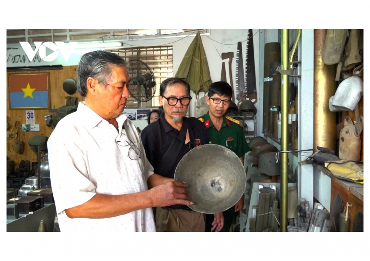 Lê Lam Điền với những kỷ vật chiến tranh. (Ảnh -Hữu Đặng)