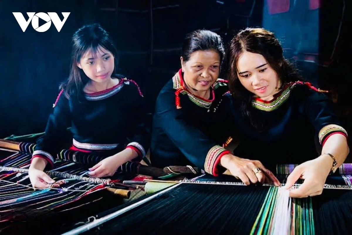 Nghệ nhân H’Jih Ayun đang dạy học viên dệt hoa văn (ảnh:Bùi Văn Cọ)