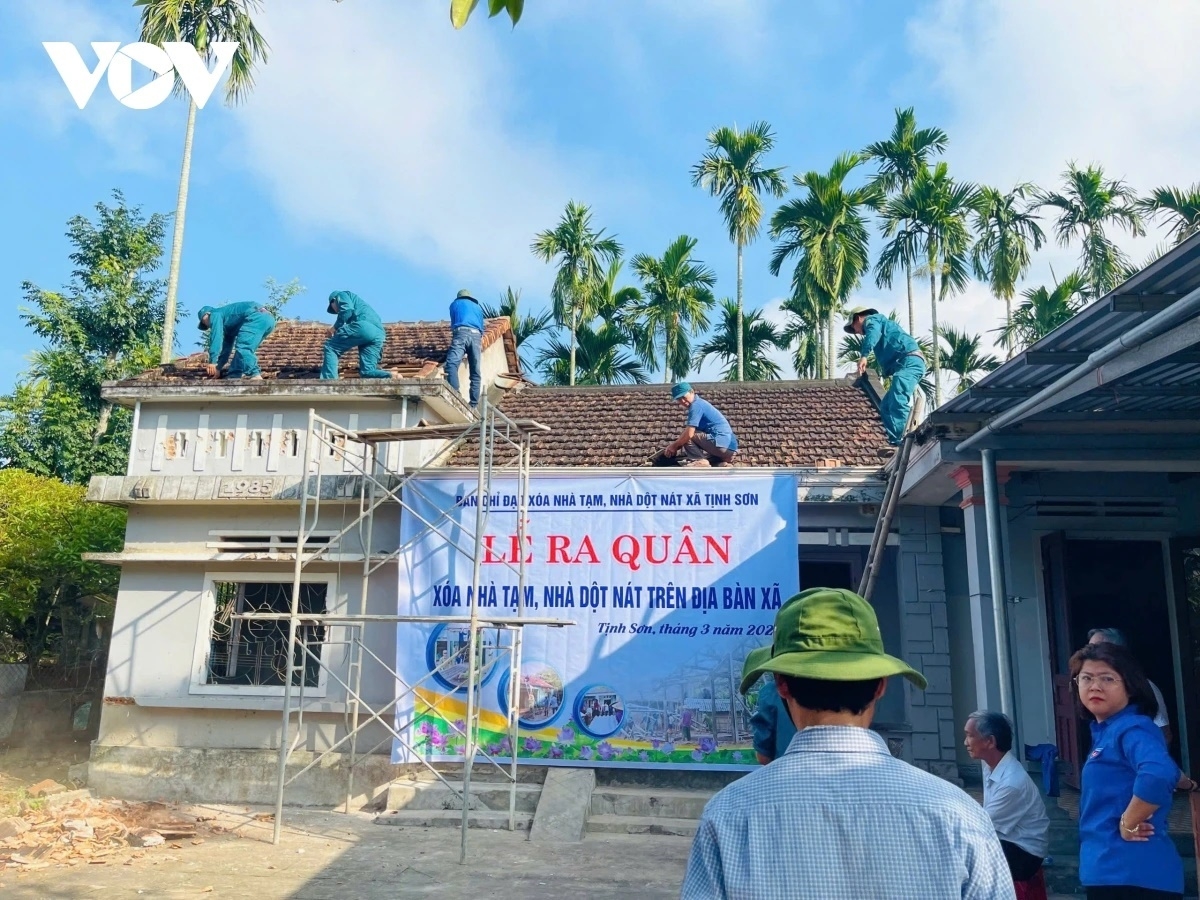 Các lực lượng như dân quân tự vệ, thanh niên chung tay hỗ trợ các gia đình tháo dỡ, đào móng xây nhà