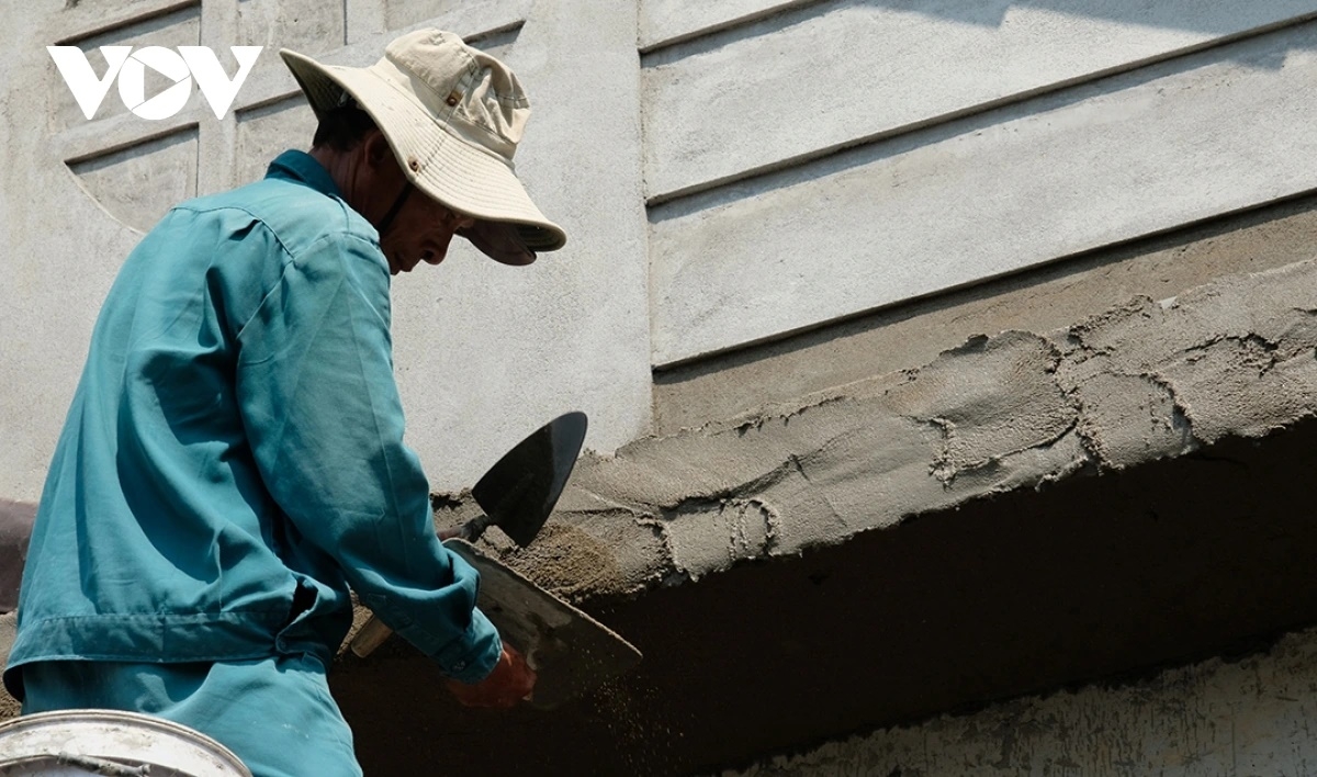 Công nhân tranh thủ từng ngày để sớm hoàn thiện nhà ở cho hộ nghèo