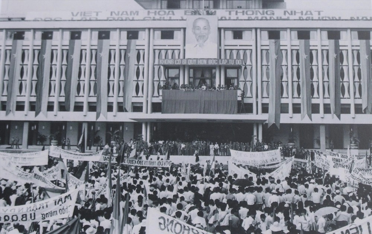 Cuộc mít-tinh chào mừng Ủy ban Quân quản thành phố Sài Gòn ngày 7/5/1975. (Ảnh: TTXVN)