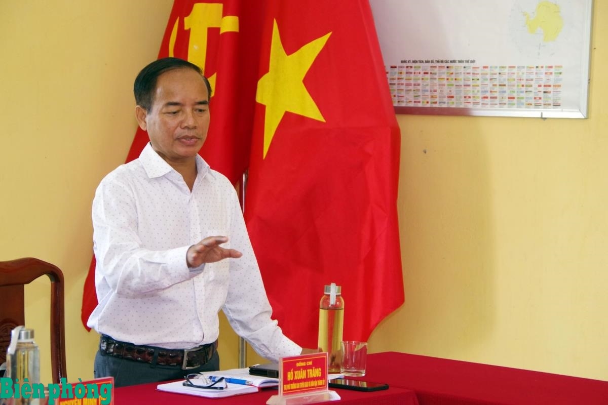 T'cooh Hồ Xuân Trăng, Phó trưởng ban Tuyên giáo và Dân vận Thành ủy Huế pa prá đhị Đồn Biên phòng cửa khẩu A Đớt. Chanup: Võ Tiến