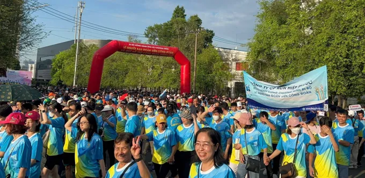 Labaih 2.000 urang ngak kong, urang ngak bruk nao tabak 5km rik kadung jien daong ayut kan kandah